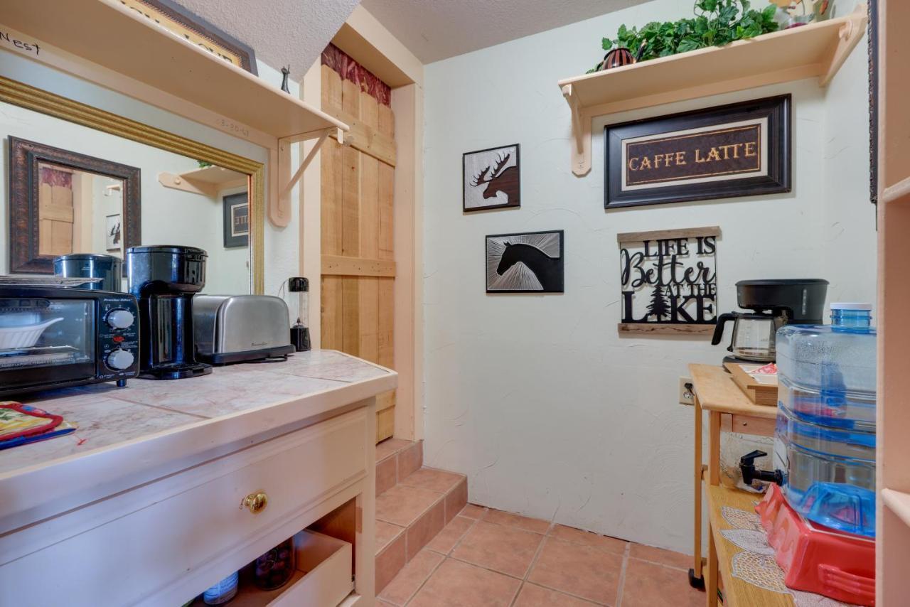 Exotic Home With Patio And Grill Walk To Canyon Lake! Exteriér fotografie
