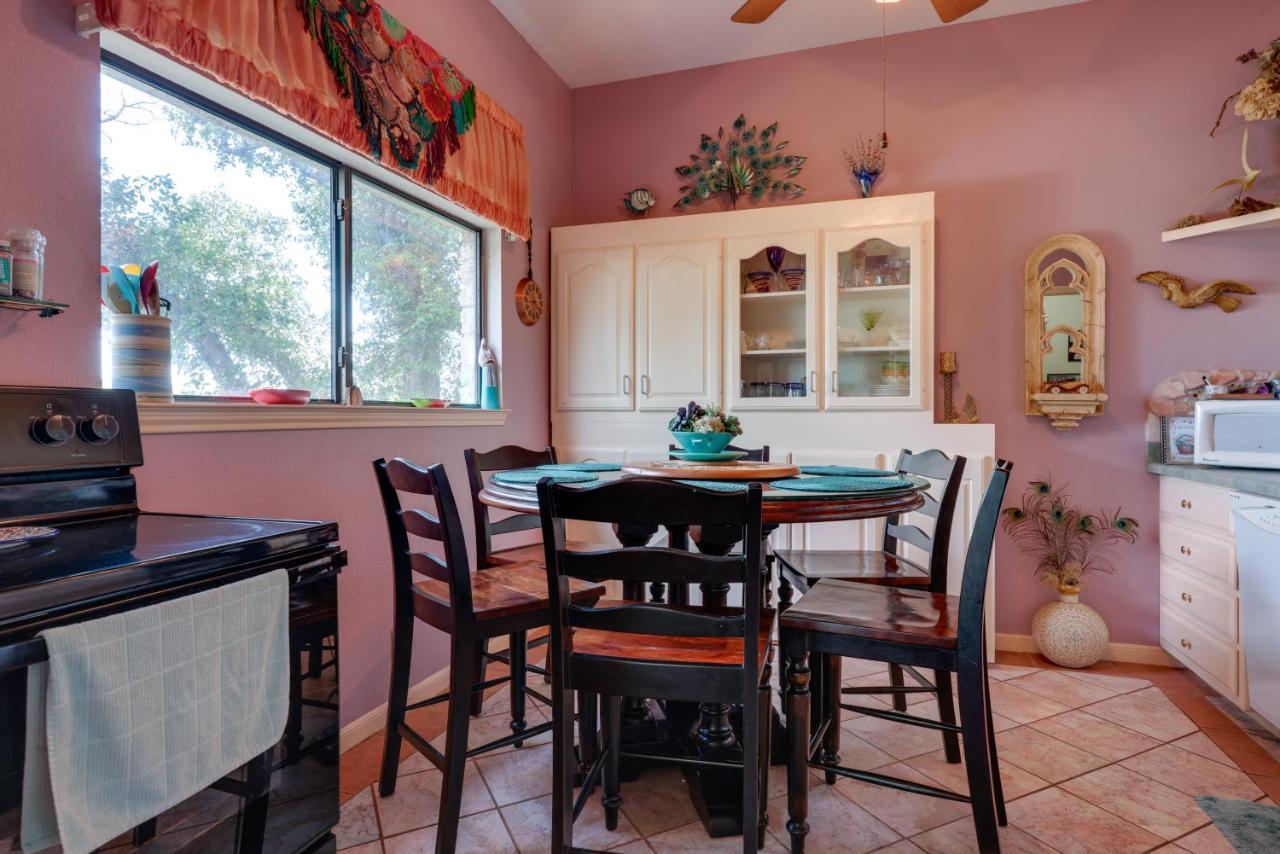 Exotic Home With Patio And Grill Walk To Canyon Lake! Exteriér fotografie